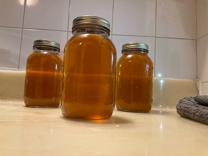 Notre réalisation maison avec les cendres de bois, de l’eau de pluie et une herbe détergente sauvage naturelle de la végétation du terrain à 💯 % Noyan
